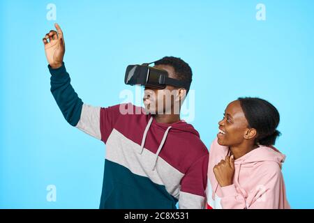 Occhiali 3D per realtà virtuale sul volto di un uomo e di una donna africani Foto Stock