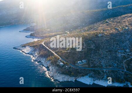 Vista aerea dell'oceano blu con acque turqouise cristalline dell'isola di Thassos, Grecia Foto Stock