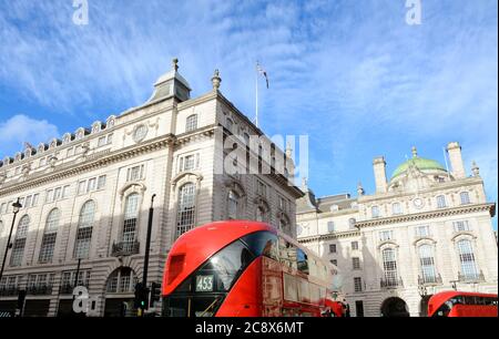 I sontuosi edifici in architettura inglese si trovano a Piccadilly Circus, uno dei luoghi simbolici di Londra. Foto Stock