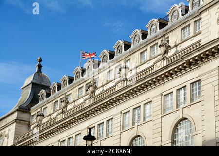 I sontuosi edifici in architettura inglese si trovano a Piccadilly Circus, uno dei luoghi simbolici di Londra. Foto Stock