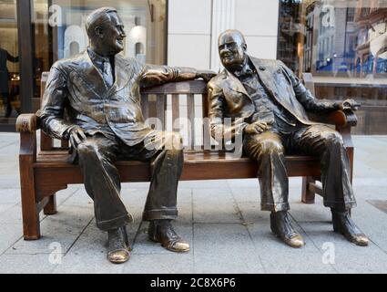Una scultura insolita è posta lungo Bond Street, da Lawrence Holofcener, che rappresenta Winston Churchill e Franklin D. Roosevelt in conversazione, si Foto Stock