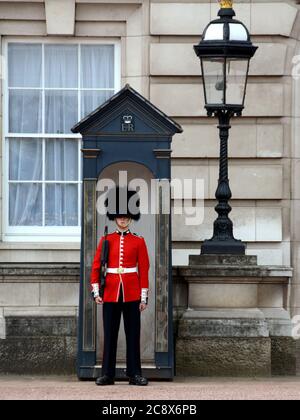 Il Reggimento dei piedi della Guardia del Coldstream di sua Maestà, conosciuto anche come Guardia del Coldstream, è un reggimento dell'esercito britannico, parte della Divisione della Guardia. Foto Stock