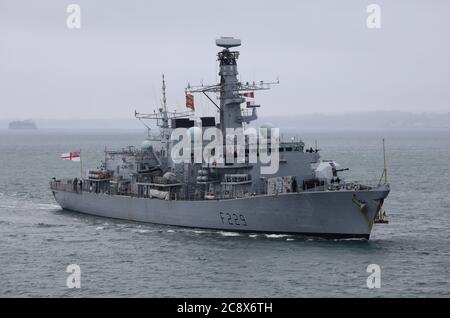 Il Royal Navy Duke classe tipo 23 fregata anti-sottomarino HMS LANCASTER ritorna al suo porto di base in condizioni atmosferiche nebbie e sovrastanti Foto Stock