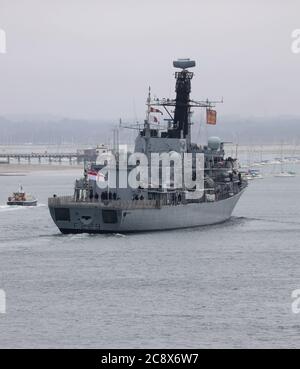 La Royal Navy Type 23 fregata di classe duca HMS LANCASTER vola la bandiera del Ducato di Lancaster dal suo yardarm quando entra nella base navale Foto Stock