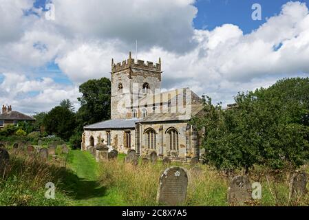 Chiesa di Sant'Elena e la Santa Croce, nel villaggio di Sheriff Hutton, North Yorkshire, Inghilterra Regno Unito Foto Stock