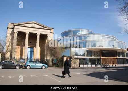 Tre ciclistspassing l'architettura contrastante del caffè di Freud e il Scuola di governo di Blavatnik a Walton Street Oxford Foto Stock