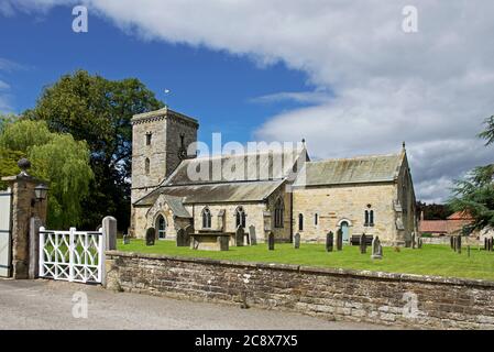 Chiesa di tutti i Santi nel villaggio di Hovingham, Ryedale, North Yorkshire, Inghilterra Regno Unito Foto Stock