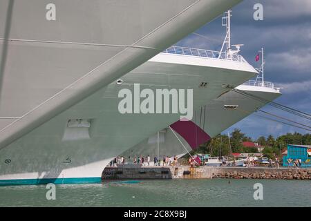 Le prognie di tre navi da crociera ormeggiate nel porto di St Johns, sull'isola di Antigua, i Caraibi Foto Stock