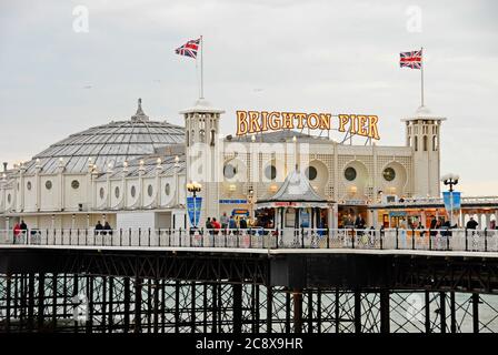 Ingresso al Brighton Palace Pier, East Suusex, Inghilterra, in prima serata Foto Stock