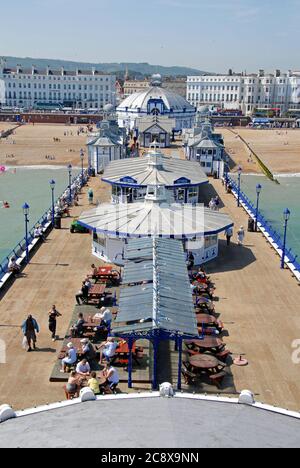 Eastbourne visto da davanti alla telecamera oscura alla fine del molo, East Suusex, Inghilterra, 2009 Foto Stock