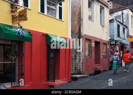 Scena generale di strada che mostra i fronti dei negozi a St George's, isola di Grenada, Caraibi Foto Stock