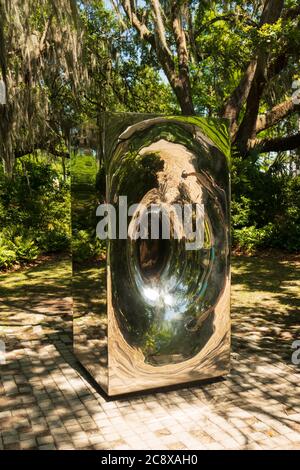 Untitled, 1997, scultura di Anish Kapoor in acciaio inossidabile, New Orleans Sculpture Garden New Orleans, Louisiana, USA Foto Stock