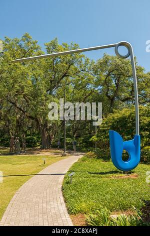 Corridoio pin Blue di Claes Oldenburg e Coosje van Bruggen (1999) nel giardino di sculture di New Orleans, Louisiana. In alluminio grande in acciaio inox Foto Stock