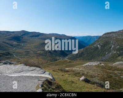 Vista sul paesaggio montano in estate con cime innevate e ghiacciai. Strada panoramica turistica nazionale 55 Sognefjellet tra Lom e Luster Foto Stock