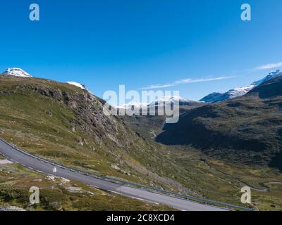 Vista sul paesaggio montano in estate con cime innevate e ghiacciai. Strada panoramica turistica nazionale 55 Sognefjellet tra Lom e Luster Foto Stock