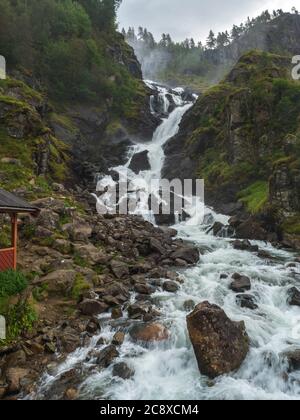Doppia cascata Latefoss o Latefossen lungo la Route 13, Odda Hordaland County in Norvegia. Foto Stock