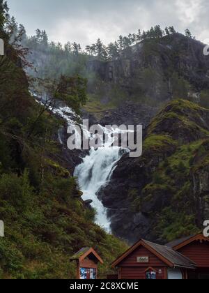 Cascata doppia Latefoss o Latefossen e negozi di souvenir cabine lungo la Route 13, Odda Hordaland County in Norvegia. Foto Stock
