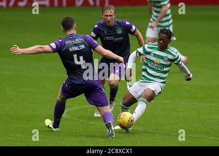 Il Karamoko Dembele di Celtic (a destra) in azione con Paul Hanlon di Hibernian (a sinistra) durante la partita pre-stagione al Celtic Park di Glasgow. Foto Stock