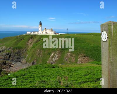 Faro di Killantringan sulla Southern Upland Way vicino a Portpatrick Foto Stock