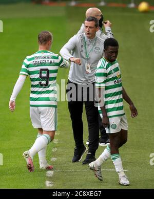 Il manager hiberniano Jack Ross (centro) si è pugnalato con i Griffith Leigh di Celtic dopo la partita pre-stagionale al Celtic Park, Glasgow. Foto Stock