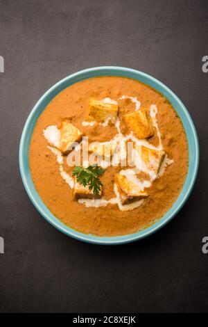 Paneer Butter Masala o Cheese Cottage Curry, popolare menu indiano pranzo / cena servita in una ciotola di ceramica, fuoco selettivo Foto Stock