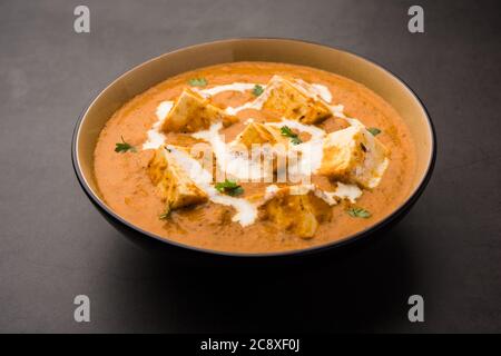 Paneer Butter Masala o Cheese Cottage Curry, popolare menu indiano pranzo / cena servita in una ciotola di ceramica, fuoco selettivo Foto Stock