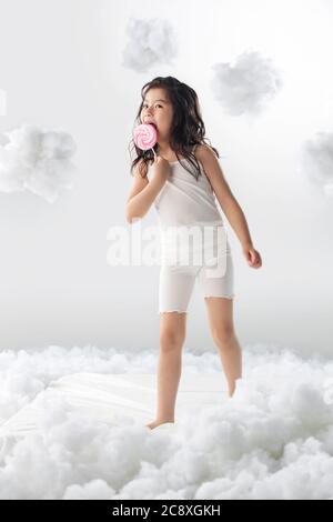 Mangiare lollipop cute bambina Foto Stock