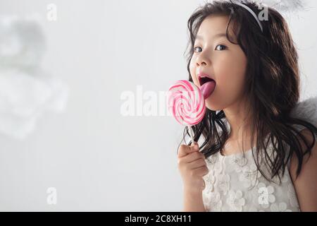 Mangiare lollipop cute bambina Foto Stock