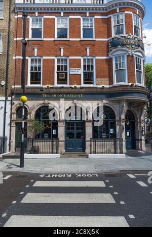 Visto attraverso un passaggio pedonale, il Prince Regent pub situato all'angolo di Nottingham Street e Marylebone High Street, Londra, Inghilterra, Regno Unito. Foto Stock