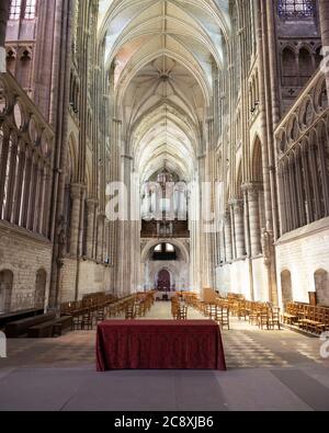 Interno della cattedrale nella città francese di Saint-Quentin Foto Stock