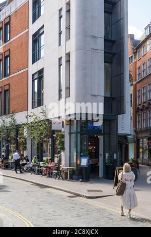 Le persone seduti ai tavoli da pranzo al fresco al 28-50 Wine Workshop e Kitchen Wine bar bistro, Marylebone Lane, Londra, Inghilterra, Regno Unito Foto Stock