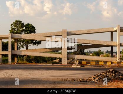 PAC Works - programma di accelerazione della crescita. Costruzione di una passerella pedonale su un'autostrada federale. Architettura e ingegneria. Lavori pubblici a Braz Foto Stock