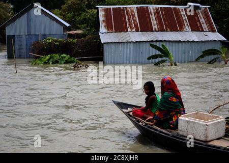 Munshiganj. 27 luglio 2020. Il 27 luglio 2020, la gente prende una barca in un'area allagata a Munshiganj, alla periferia di Dhaka, capitale del Bangladesh. Quasi la metà del Bangladesh è rimasta in piena alluvione lunedì con un numero di vittime. Secondo il rapporto sulla situazione delle inondazioni quotidiano del centro di coordinamento per la risposta alle catastrofi del paese, le inondazioni hanno ucciso 119 persone in 21 (su 64) distretti dal giugno 30. Credit: Xinhua/Alamy Live News Foto Stock