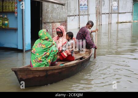 Munshiganj. 27 luglio 2020. Il 27 luglio 2020, la gente prende una barca in un'area allagata a Munshiganj, alla periferia di Dhaka, capitale del Bangladesh. Quasi la metà del Bangladesh è rimasta in piena alluvione lunedì con un numero di vittime. Secondo il rapporto sulla situazione delle inondazioni quotidiano del centro di coordinamento per la risposta alle catastrofi del paese, le inondazioni hanno ucciso 119 persone in 21 (su 64) distretti dal giugno 30. Credit: Xinhua/Alamy Live News Foto Stock