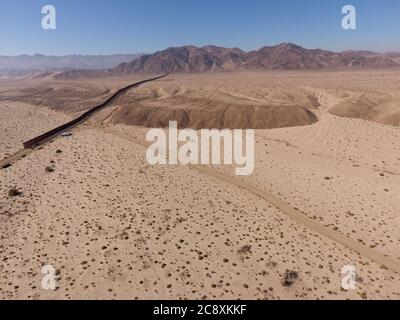 Boarder USA-messicano e la recinzione del confine visto da sopra Pinto Wash, Imperial County, California Foto Stock