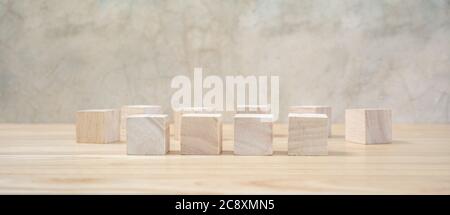Cubetti giocattolo di legno su tavolo di legno e sfondo grigio Foto Stock