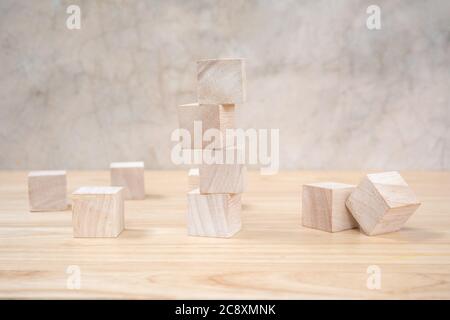 Cubetti giocattolo di legno su tavolo di legno e sfondo grigio Foto Stock