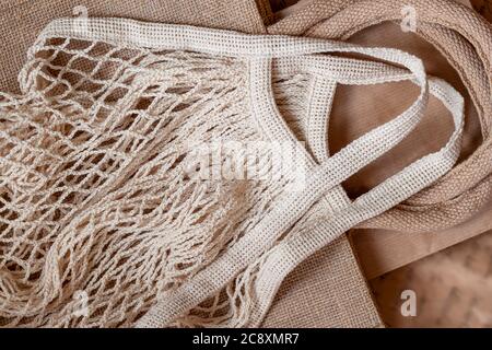 Borsa a rete per alimentari e borsa per burlap, vista dall'alto. Vari pacchetti eco-friendly shopping. Concetto di zero sprechi Foto Stock