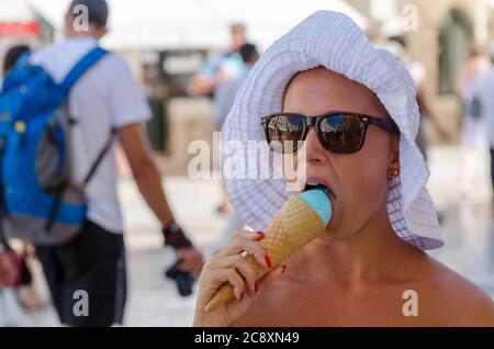 Turisti per le strade della città vecchia di Dubrovnik Foto Stock