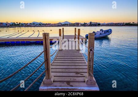 Molo di legno sul Mar Rosso a Hurghada al tramonto, Egitto - destinazione di viaggio in Africa Foto Stock