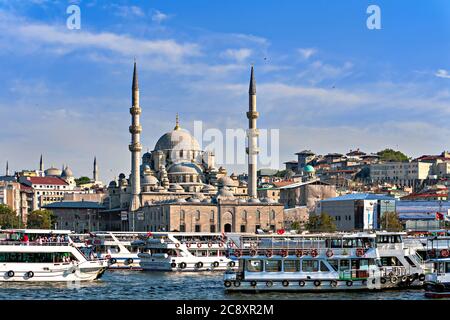 Istanbul, Turchia - 10 settembre 2014: Turisti che visitano Yeni Cami, che significa Nuova Moschea. Era una moschea imperiale ottomana a Istanbul, Turchia. Foto Stock