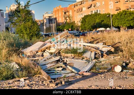 edificio collassato in una città Foto Stock