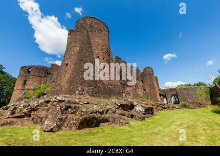 La torre sud-est e l'ingresso della strada rialzata del Castello di Goodrich, Herefordshire, Inghilterra Foto Stock