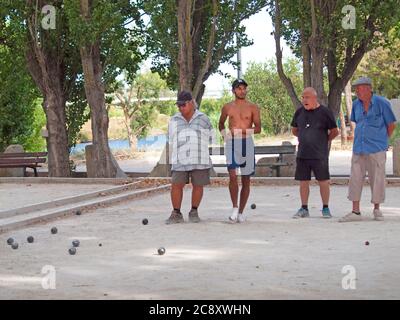 Un gioco di bocce nel villaggio francese di Serignan Foto Stock