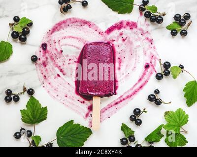 Gelato fatto in casa sdraiato sul tavolo Foto Stock