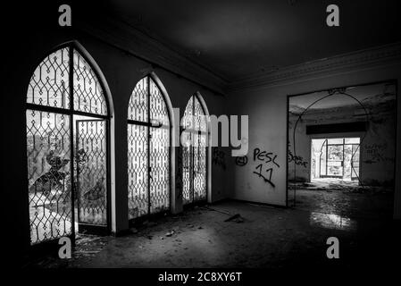 Camera veranda casa abbandonata con vista attraverso finestre e porte rotte Foto Stock