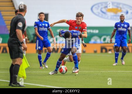 Kelechhi Iheanacho (14) di Leicester City tiene fuori Harry Maguire (5) di Manchester United Foto Stock