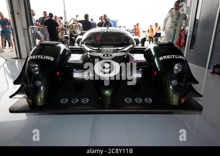 Vista frontale di un Bentley 2003, Bentley Speed 8, in attesa dell'inizio della sessione di qualificazione del Trofeo Aston Martin per Masters Endurance Legends Foto Stock