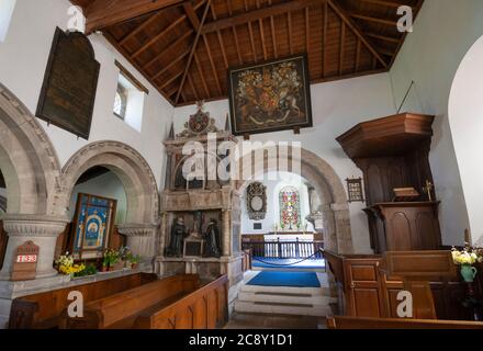 Interno della chiesa di St Mary, Tissington, Derbyshire, Inghilterra. Elaborato 17 ° secolo memoriale ai membri della famiglia Fitzherbert. Foto Stock