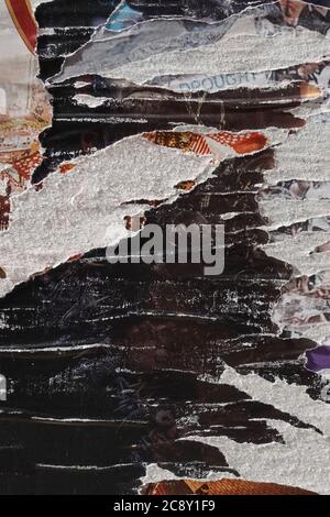Strati di poster strappati astratti grunge sfondo con copy-space. Foto Stock